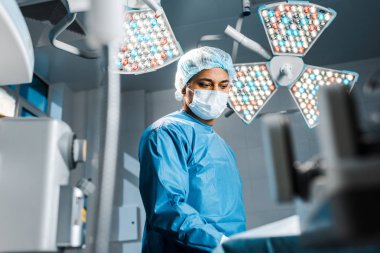 Ameliyat odasında tıbbi maske ve üniforma Doktor seçici odak 