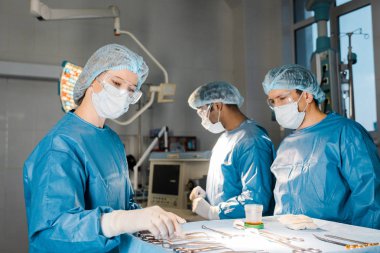 Doktorlar üniforma ve tıbbi kap veren ekipman operasyonu ve hemşire yapıyor 