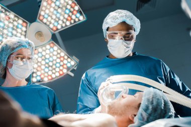 Hasta üzerine maske koyarak üniforma ve tıbbi kapak Doktor seçici odak 