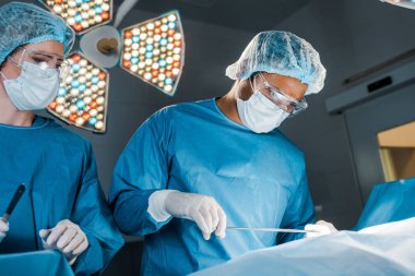Hemşire ve cerrah üniforma ve Tıbbi maskeler operasyonu yapıyor 