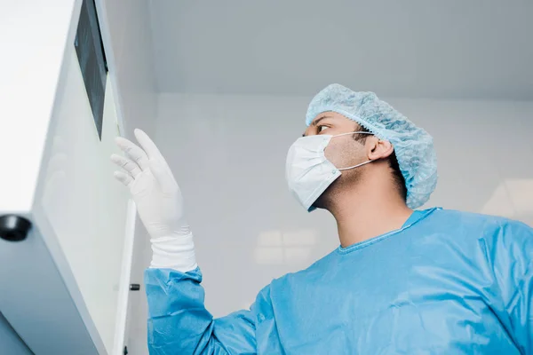 Low Angle View Doctor Medical Mask Looking Ray — Stock Photo, Image