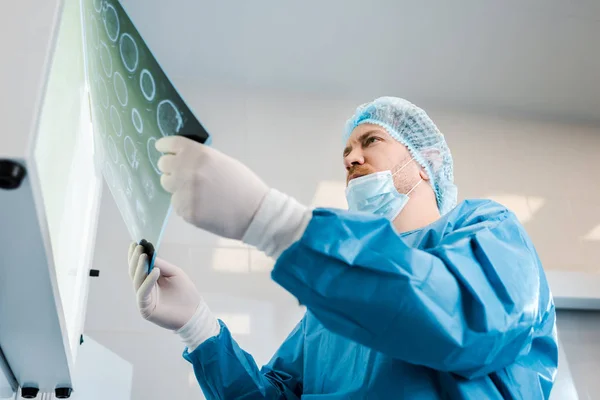 Visão Baixo Ângulo Médico Tampa Médica Uniforme Segurando Raio Clínica — Fotografia de Stock