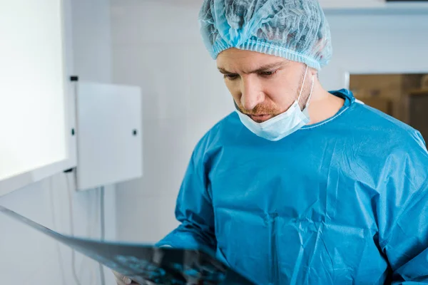 Tıbbi Kap Üniforma Tutan Röntgen Iyi Görünümlü Doktor Seçici Odak — Stok fotoğraf