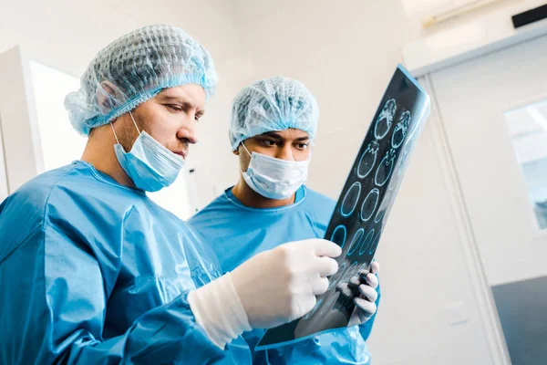 Beaux Médecins Uniformes Masques Médicaux Regardant Les Rayons Dans Clinique — Photo