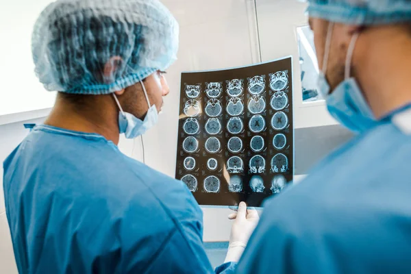 Visão Traseira Médicos Uniformes Máscaras Médicas Olhando Para Raio — Fotografia de Stock