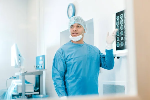 Przystojny Lekarz Jednolity Medyczny Maska Wskazując Palce Rey — Zdjęcie stockowe