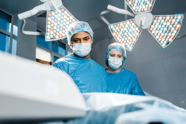 Foco Seletivo Médico Enfermeiro Uniformes Máscaras Médicas Olhando Para Baixo — Fotografia de Stock