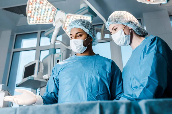 Νοσοκόμα Στολή Και Μάσκα Και Γιατρός Δείχνοντας Δάχτυλα Στο Χειρουργείο — Φωτογραφία Αρχείου