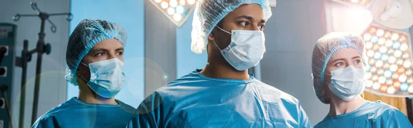 Tiro Panorâmico Médicos Enfermeiros Uniformes Máscaras Médicas Olhando Para Longe — Fotografia de Stock