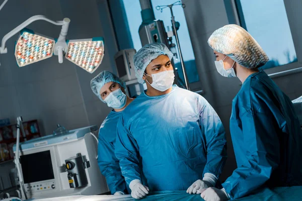Lekarze Pielęgniarka Mundury Maski Medyczne Mówienie Sali Operacyjnej — Zdjęcie stockowe