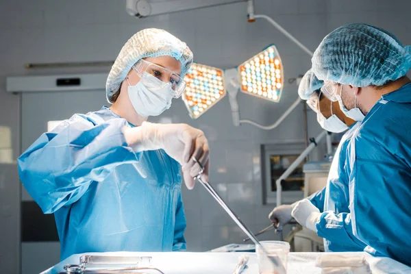 Doktorlar Üniforma Tıbbi Kap Tutma Ekipmanında Operasyon Hemşire Yapıyor — Stok fotoğraf