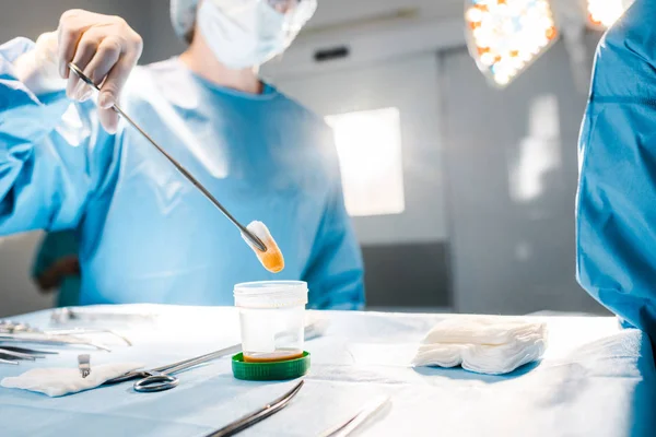 Foco Seletivo Enfermeiro Tampão Uniforme Tampa Médica Segurando Com Equipamento — Fotografia de Stock