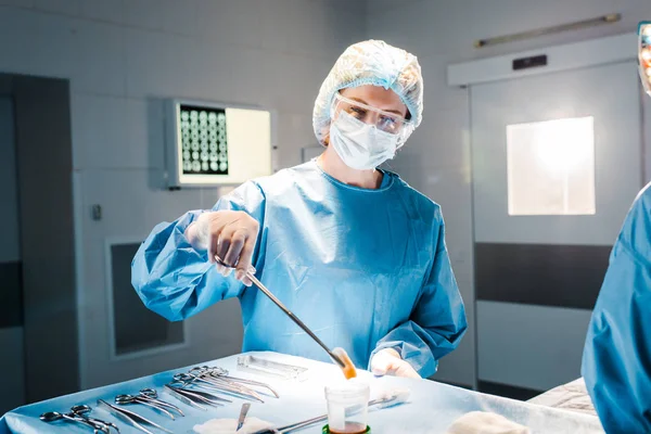Pielęgniarka Mundurze Medycznym Kapelusza Trzymając Tampon Wyposażeniem Medycznym — Zdjęcie stockowe