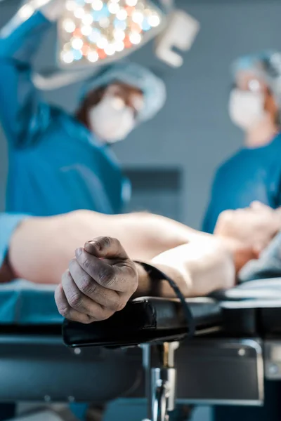 Foco Seletivo Paciente Médico Enfermeiro Uniformes Bonés Médicos — Fotografia de Stock