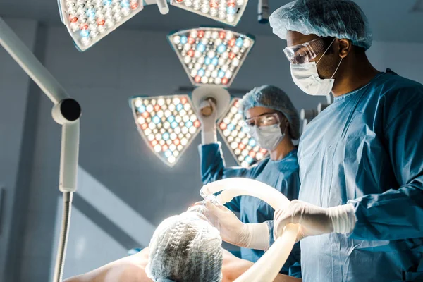 Selektivní Zaměření Chirurga Uniformě Lékařské Víčko Umístění Masky Pacienta — Stock fotografie