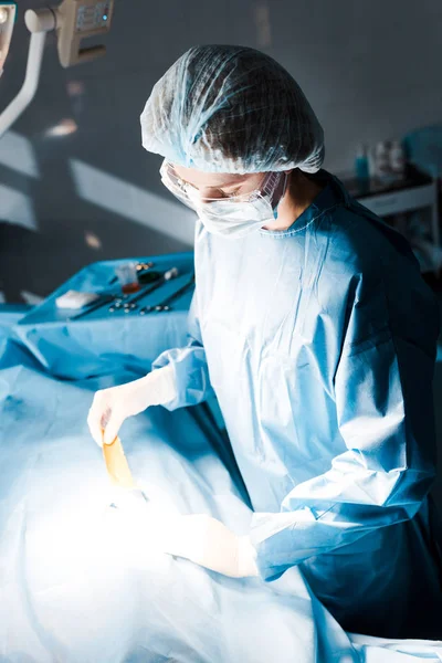 Vista Ángulo Alto Enfermera Uniforme Tira Sujeción Tapa Médica — Foto de Stock