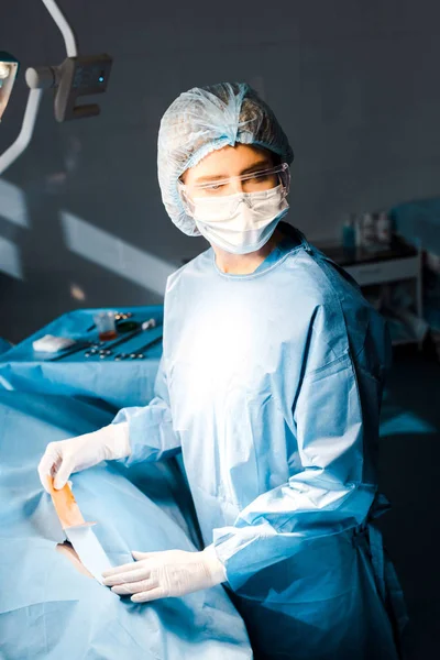 Enfermeira Uniforme Touca Médica Colocando Tira Sala Cirurgia — Fotografia de Stock