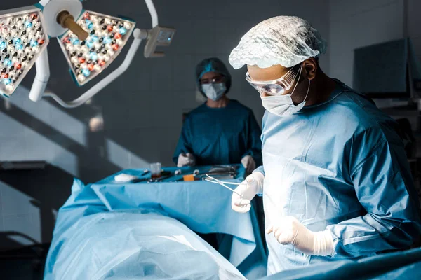 Foyer Sélectif Chirurgien Uniforme Capuchon Médical Faisant Opération — Photo