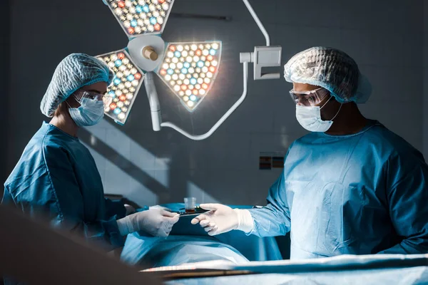 Pielęgniarka Mundurze Medycznych Cap Dając Sprzęt Medyczny Chirurga — Zdjęcie stockowe