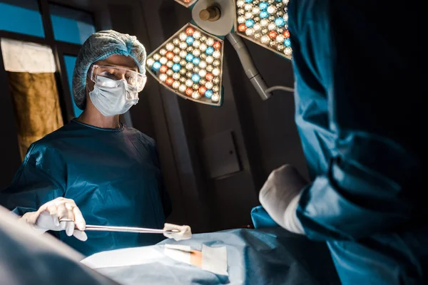 Enfoque Selectivo Enfermera Uniforme Tapón Sujeción Gorra Médica — Foto de Stock