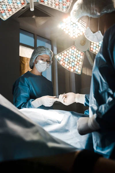 Selective Focus Nurse Uniform Medical Cap Giving Medical Equipment Surgeon — Stock Photo, Image