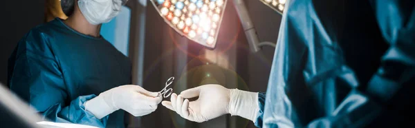 Πανοραμική Βολή Της Νοσοκόμας Ομοιόμορφη Δίνοντας Ιατρικό Εξοπλισμό Χειρουργό — Φωτογραφία Αρχείου