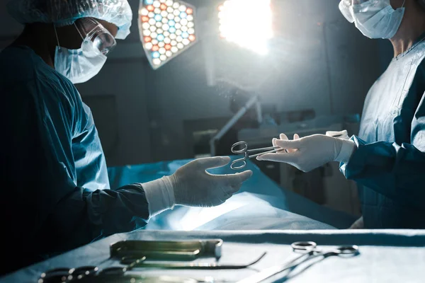 Enfermeira Uniforme Máscara Médica Dando Equipamentos Médicos Cirurgião — Fotografia de Stock