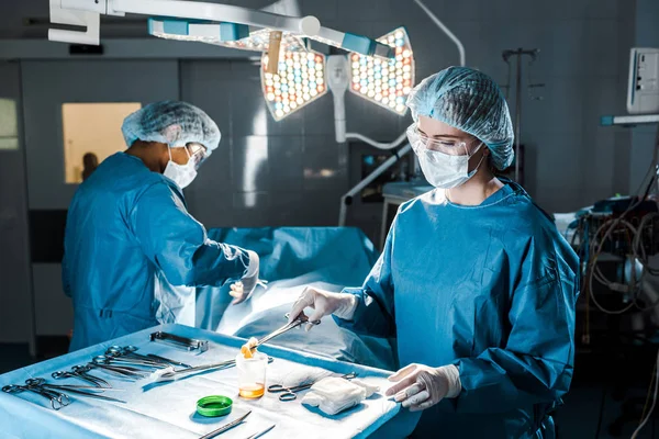 Kirurgen Utför Operation Och Sjuk Sköterska Uniform Med Tampong Operations — Stockfoto