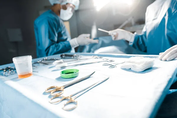 Foco Seletivo Enfermeira Dando Equipamentos Médicos Cirurgião Sala Cirurgia — Fotografia de Stock