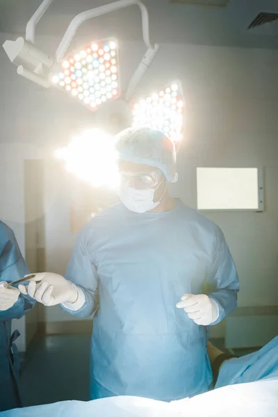 Infirmière Donnant Matériel Médical Chirurgien Uniforme Dans Salle Opération — Photo