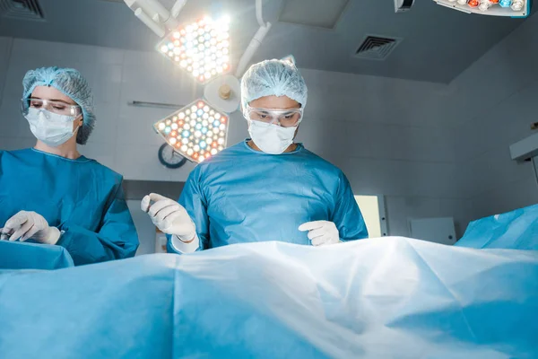 Verpleegkundige Chirurg Uniformen Medische Maskers Doen Werking — Stockfoto