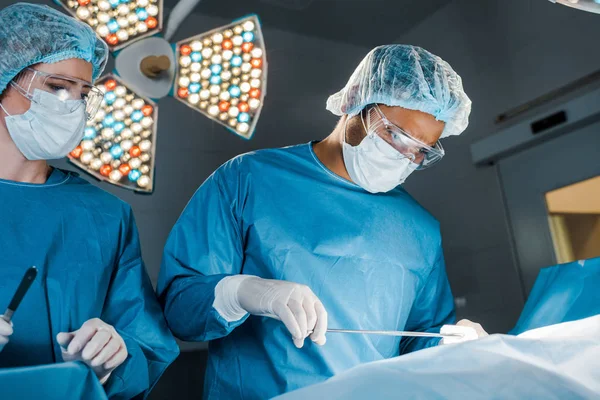 Enfermeiro Cirurgião Uniformes Máscaras Médicas Fazendo Operação — Fotografia de Stock