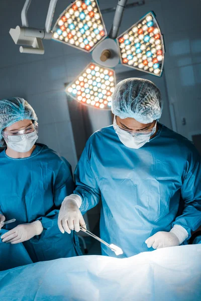 Enfermeiro Cirurgião Uniformes Máscaras Médicas Fazendo Operação — Fotografia de Stock