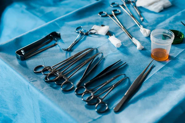 Sprzęt Metalowy Zabiegu Chirurgicznego Niebieskim Płótnie Pomieszczeniu Operacyjnym — Zdjęcie stockowe