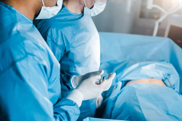 의사에 장비를 유니폼과 마스크에 간호사의 — 스톡 사진