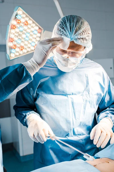 Χειρουργός Ομοιόμορφη Και Ιατρική Μάσκα Κάνοντας Λειτουργία Στο Χειρουργείο — Φωτογραφία Αρχείου