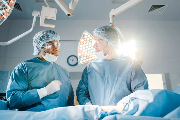 Νοσοκόμα Και Χειρουργός Στολές Και Ιατρικές Μάσκες Που Μιλούν Στο — Φωτογραφία Αρχείου