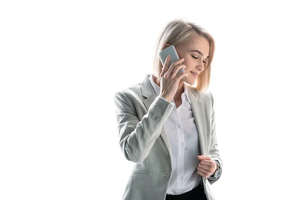 Bela Mulher Negócios Sorridente Falando Smartphone Isolado Branco — Fotografia de Stock