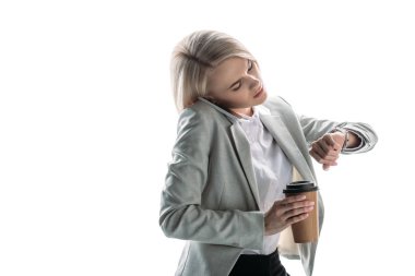 ciddi iş kadını akıllı telefon konuşuyor, kağıt bardak tutan ve beyaz izole izlemek zaman kontrol