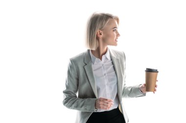 güzel, gülümseyen iş kadını kağıt bardak tutan ve uzakta beyaz izole bakıyor