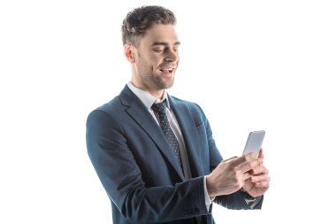 yakışıklı, neşeli işadamı beyaz izole akıllı telefon kullanarak