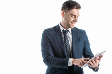 yakışıklı, gülümseyen işadamı beyaz izole dijital tablet kullanarak