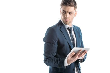 beyaz izole dijital tablet kullanarak ciddi, düşünceli işadamı