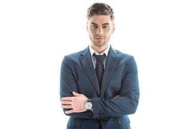beyaz izole çapraz kolları ile yakışıklı, kendinden emin işadamı ön görünümü