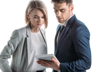 beyaz izole dijital tablet kullanarak düşünceli iş ortakları