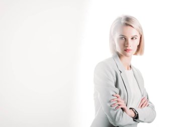 beyaz çapraz kolları ile güzel sarışın iş kadını seçici odak