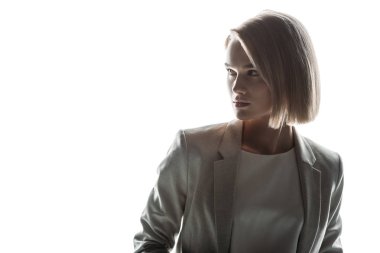 çekici, kendine güvenen iş kadını uzakta beyaz izole bakıyor