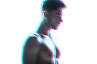 beyaz izole ciddi, çıplak yakışıklı adam bulanık çekim