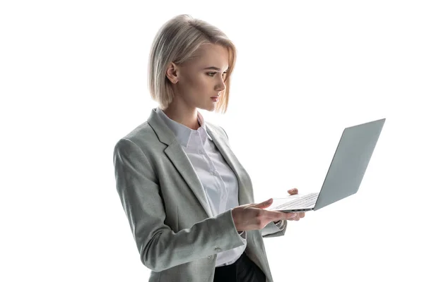 Mooi Blond Attente Zakenvrouw Holding Laptop Geïsoleerd Wit — Stockfoto