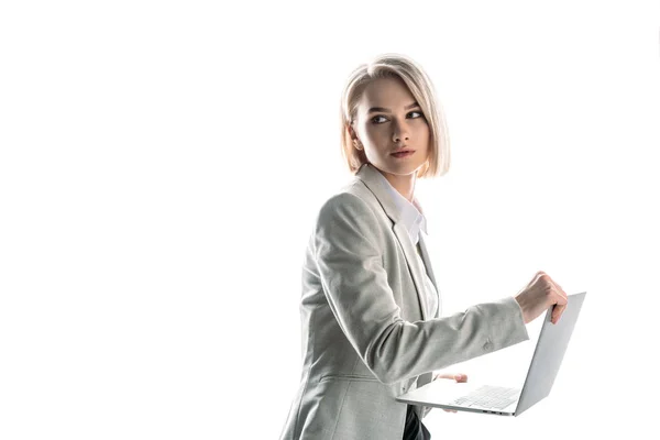 Mooie Zelfverzekerde Zakelijke Vrouw Die Laptop Zoek Weg Geïsoleerd Wit — Stockfoto